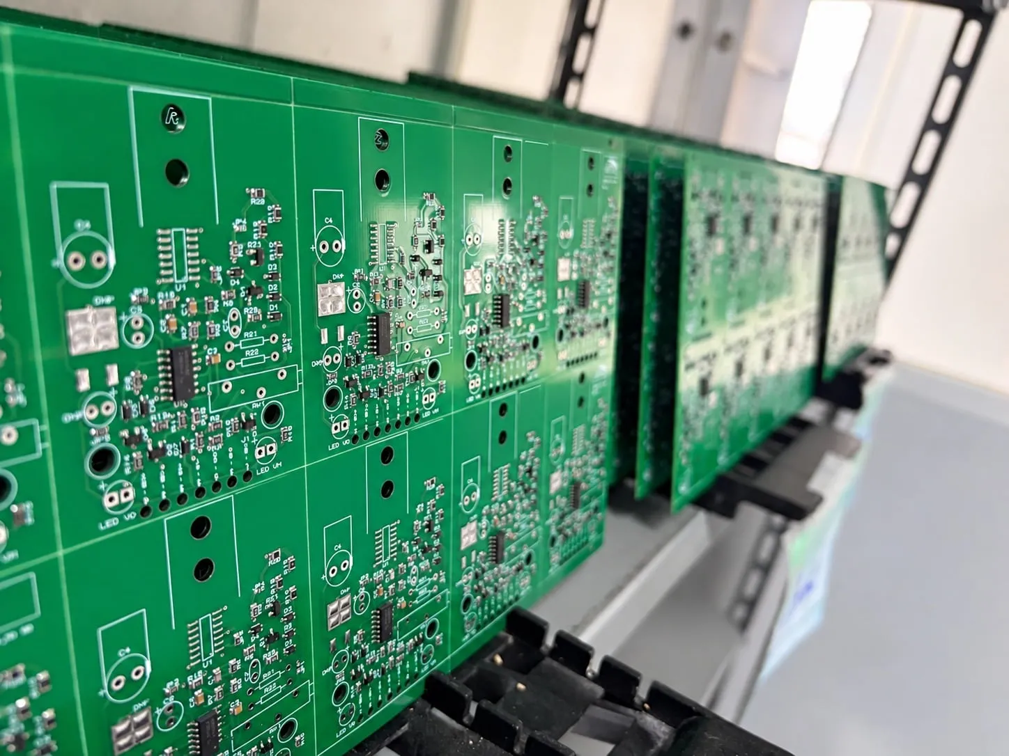 Placas eletrônicas montadas em detalhe, alinhadas no suporte da linha